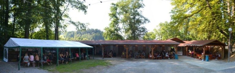 Imbiss und Eingang zum Amphitheater